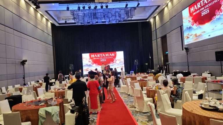 Attendees gather at tables in a spacious banquet hall during the Hartamas Excellence Awards 2023 ceremony.