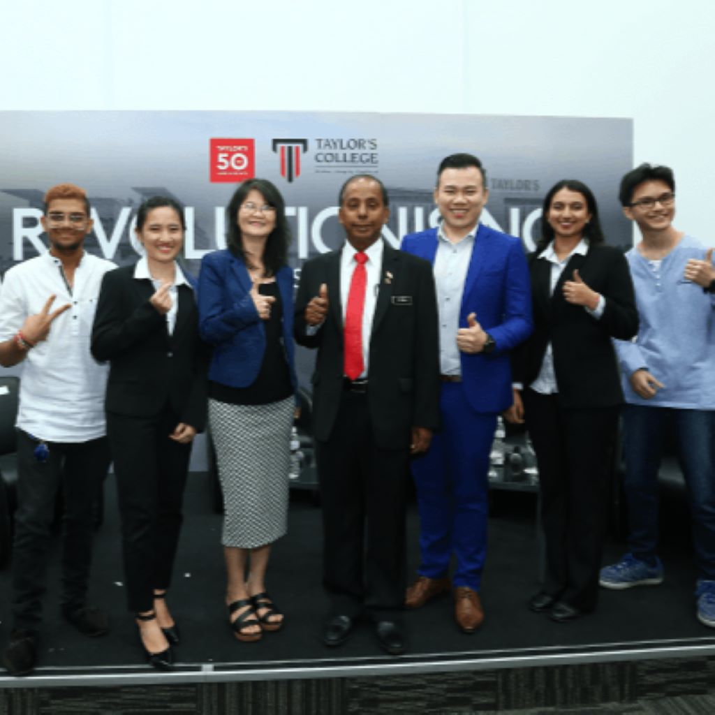 Group photo of distinguished guests.
