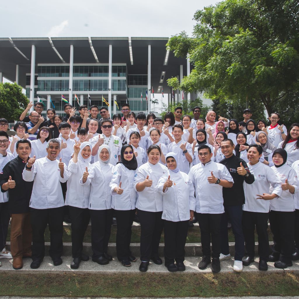 Group photo together with participants, lecturers and guests at the Taylor’s National Culinary Challenge 2019.